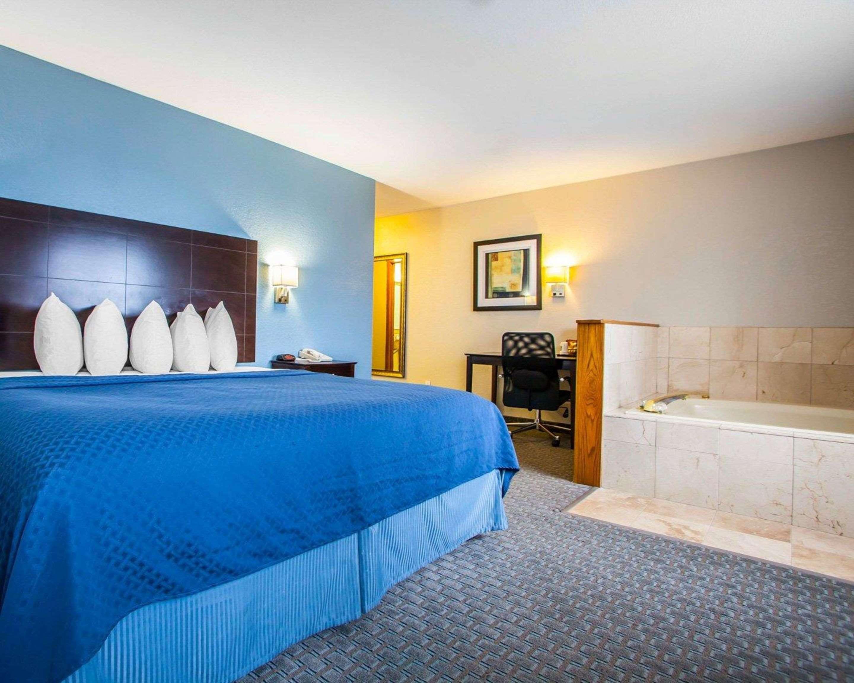 Quality Inn & Suites Ankeny-Des Moines エクステリア 写真
